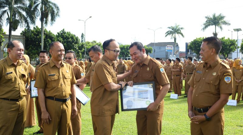 Piagam Penghargaan Evaluasi Pelayanan Publik dan Evaluasi Reformasi Birokrasi Perangkat Daerah Tahun 2025